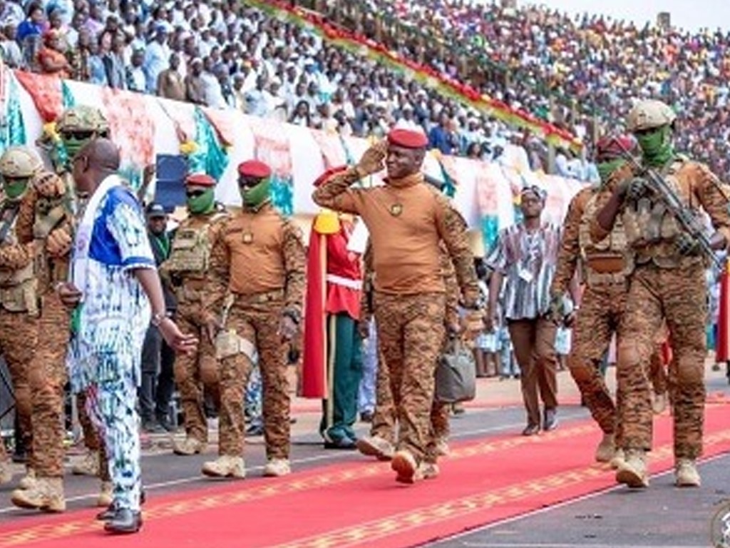 Burkina Faso/Transition : Animés d’un esprit patriotique, le capitaine Ibrahim TRAORE et son équipe rehaussent l’image de leur Patrie