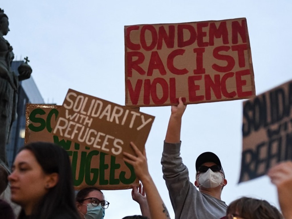 Royaume-Uni : Des britanniques manifestant contre le racisme