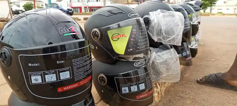 Burkina Faso : La sécurité avant tout avec le port du casque obligatoire pour tous les motards 