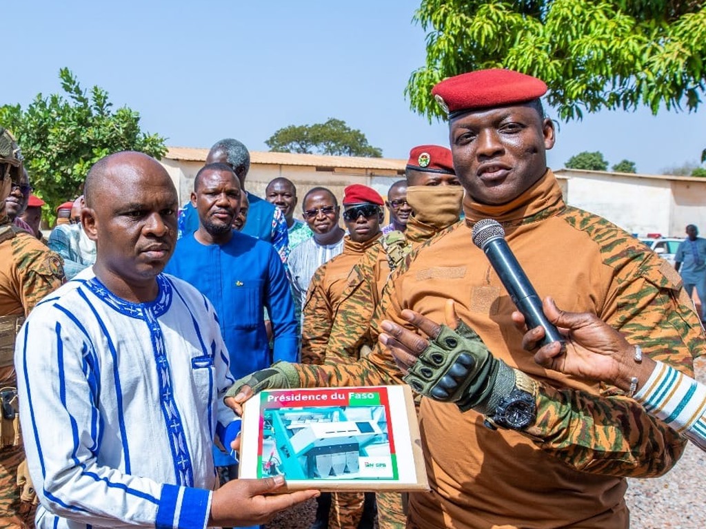 Burkina Faso : Remise de trieuses optiques par le Président Ibrahim TRAORE, pour améliorer la qualité du riz local