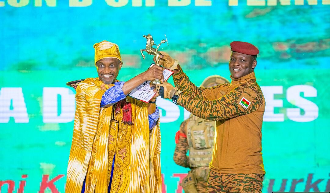 Burkina Faso : Retour sur le réalisateur burkinabè Dani Kouyaté, qui remporte l’Étalon d’or de Yennenga, en présence du Président Ibrahim Traoré